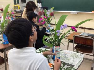 花を生ける子ども