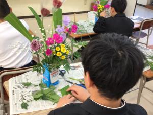 花を生ける子ども