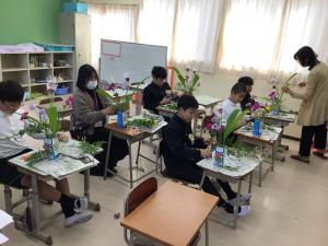 花を生ける子どもたち