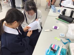 裁縫をしている様子