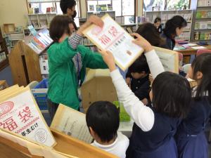 福袋を選ぶ子どもたち