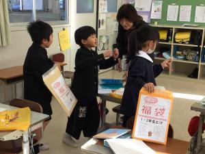 福袋をあける子どもたち