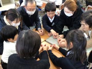 手遊び歌を楽しむ1.2年生