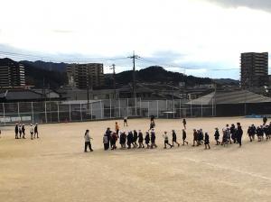 運動場での見学