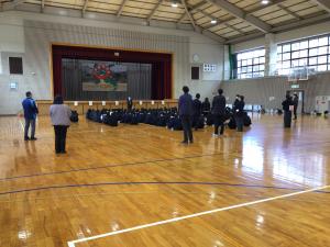 体育館で説明を聞くところ