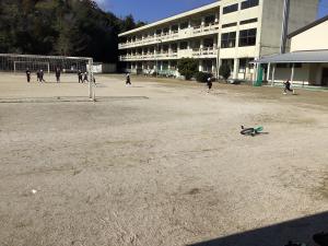 運動場へ避難するところ