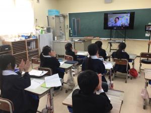 発表を聞いて拍手しているところ