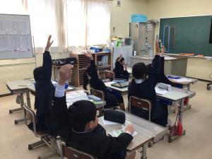 質問するために手を挙げているところ