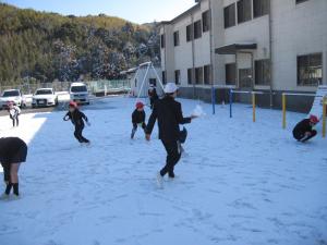 雪遊びを楽しむ様子