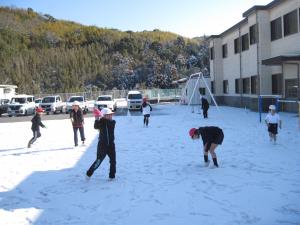 雪遊びを楽しむ様子