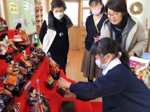 おひなさまを飾る子ども