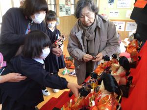 おひなさまを飾る子ども