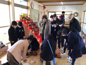 おひな様を探す子ども