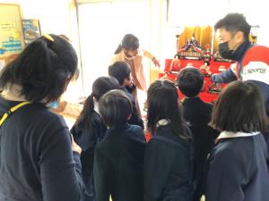 おひな様を前に歌を歌うところ