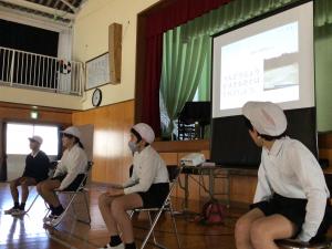 誰でしょうゲームを楽しむ6年生