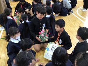 メッセージを渡す様子