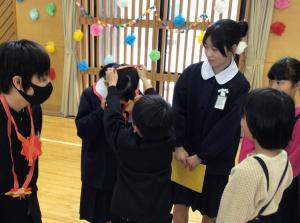 メダルを掛ける様子