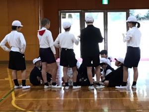 6年生の話を聞く1・2年生