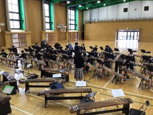 箏の説明を受ける様子