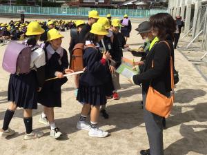 メッセージカードを渡す様子