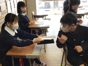 ノートを見る様子