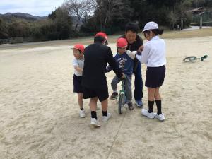 一輪車の練習を支えるところ