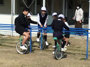 6年生との一輪車