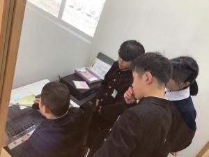 全校に向けて放送する6年生