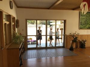 窓ふきをする6年生