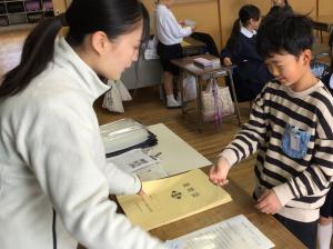 教室で渡す様子