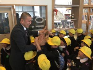 子どもたちと握手