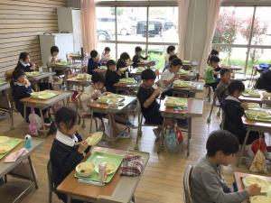 給食を食べる様子