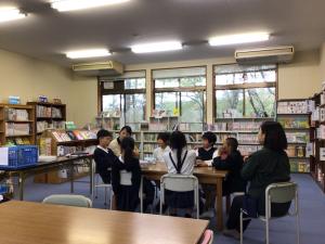 委員会での話し合いの様子