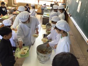 給食の準備