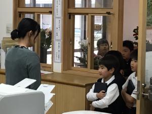 職員室に入る練習をするところ