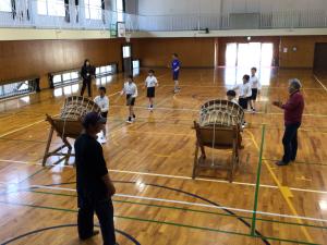太鼓をたたく子どもたち