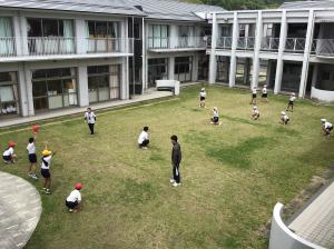 中庭で練習