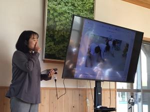 説明をする養護教諭