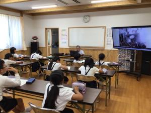 地域の方からお話を聞くところ
