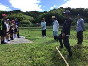 地域の方に挨拶するところ