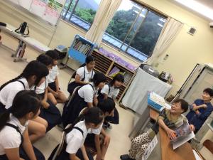 本の読み聞かせの場面