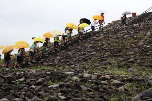 古墳に登る