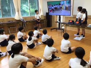 動画を見せながら発表するところ