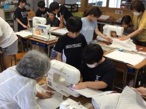 ミシンで縫っている様子2