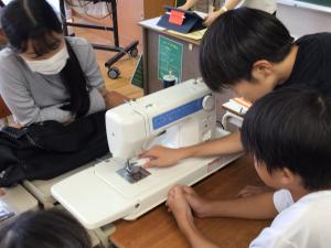 子どもたちだけでミシンを使う