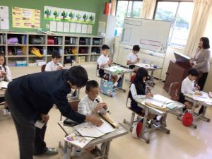 リコーダーを教える中学生