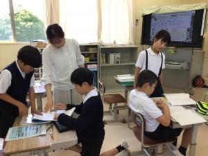 ペアで説明し合うこどもたち