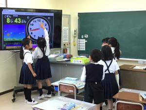 画面を見ながら考える子どもたち
