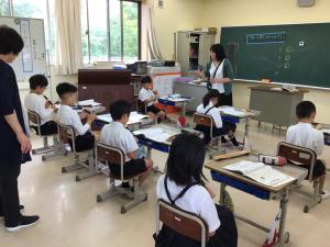 一人ずつリコーダーの演奏をする子どもたち