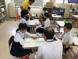 友達と相談し合う子どもたち